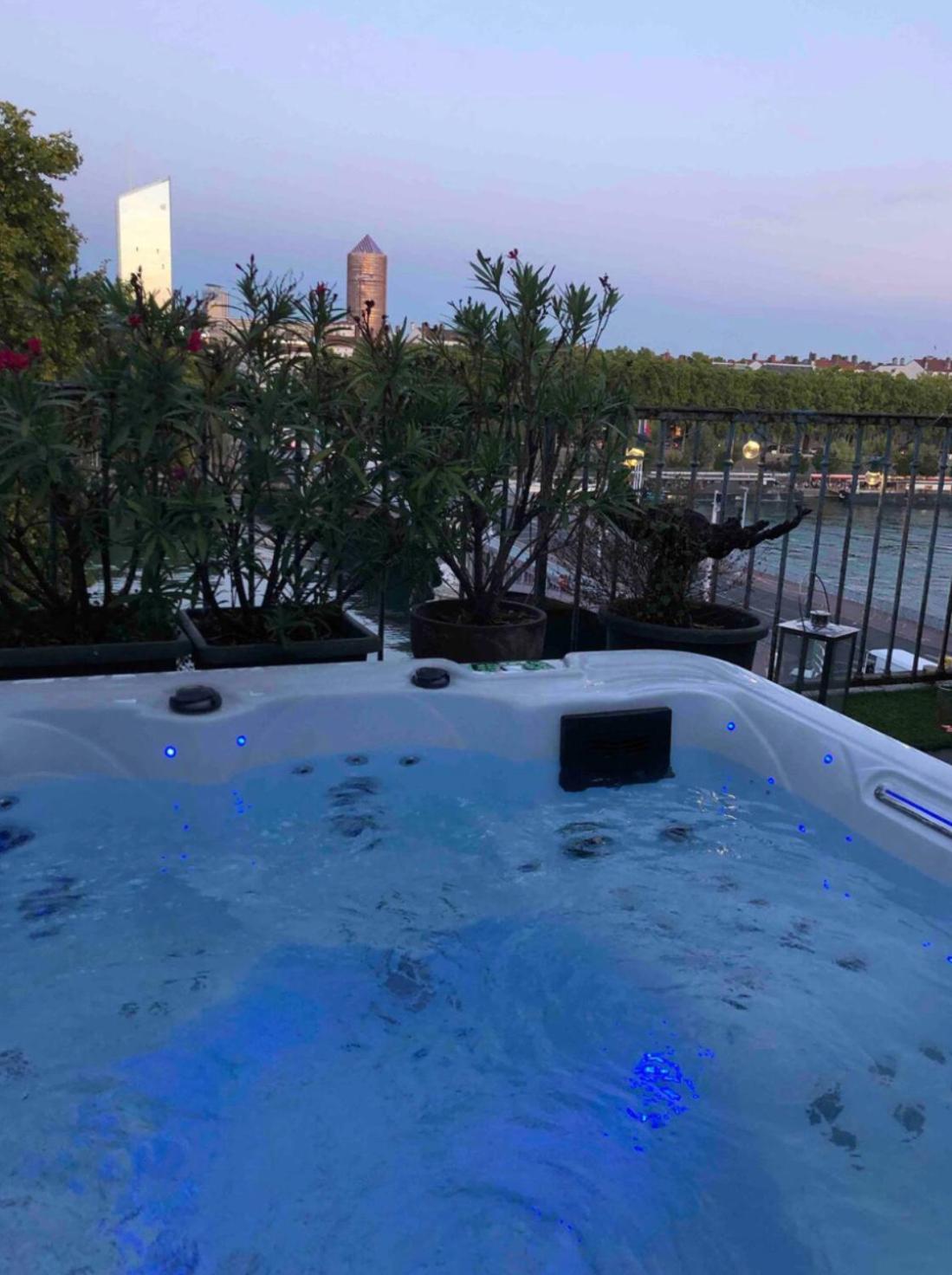 Appartement Coeur de Lyon avec Terrasse et Jacuzzi Extérieur photo