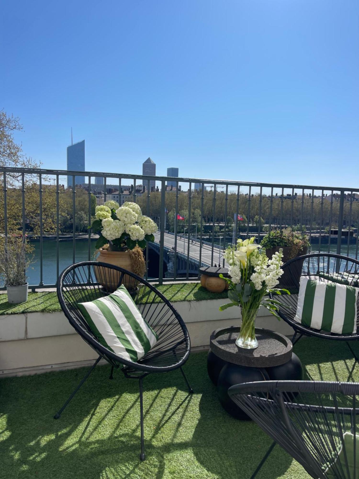Appartement Coeur de Lyon avec Terrasse et Jacuzzi Extérieur photo